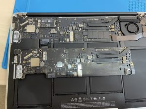 MacBook バックライト基盤修理